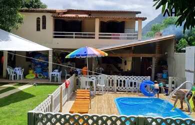 Imagem: A casa possui 4 Dormitórios, 2 Banheiros, 5 Vagas na garagem