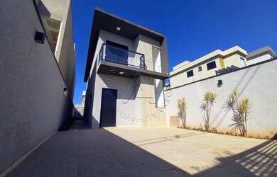 Imagem: A casa possui 3 Dormitórios, 2 Banheiros, 2 Vagas na garagem