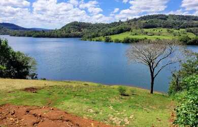 Imagem: O terreno possui 1.000m² de Área e está localizado em Três