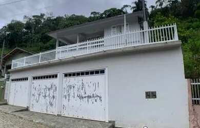 Imagem: A casa possui 3 Dormitórios, 1 Banheiro, 1 Vaga na garagem