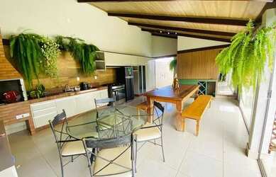 Imagem: A casa possui 3 Dormitórios, 2 Banheiros, 1 Vaga na garagem