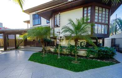 Imagem: A casa em condomínio possui 4 Dormitórios, 5 Banheiros, 5