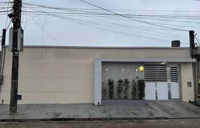 Imagem: A casa possui 3 Dormitórios, 2 Banheiros, 3 Vagas na garagem