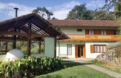 Imagem: Acolhedora casa à venda com área de lazer completa. Quarteirão