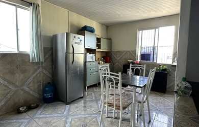 Imagem: A casa possui 3 Dormitórios, 2 Banheiros e está localizado