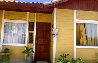 Imagem: A casa possui 2 Dormitórios, Acomodam 9 pessoas, 1 Vaga na