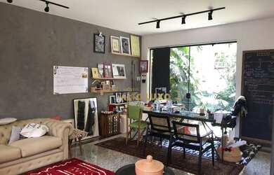 Imagem: A casa possui 4 Dormitórios, 5 Banheiros, 4 Vagas na garagem