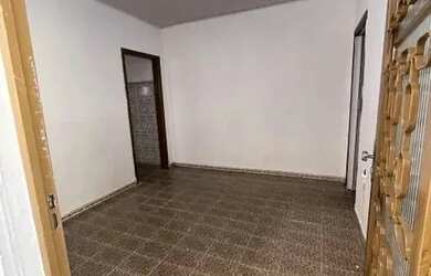Imagem: A casa possui 2 Dormitórios e 1 Banheiro e está localizado