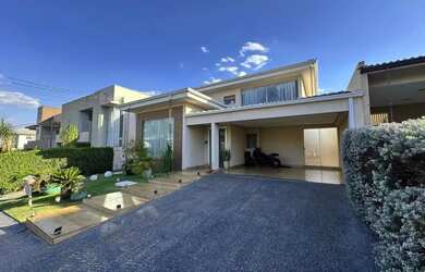 Imagem: A casa possui 4 Dormitórios, 5 Banheiros, 4 Vagas na garagem