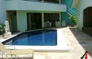 Imagem: A casa possui 5 Dormitórios, 5 Banheiros, 1.000m² de Área