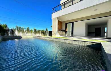 Imagem: A casa possui 4 Dormitórios, 4 Banheiros, 4 Vagas na garagem