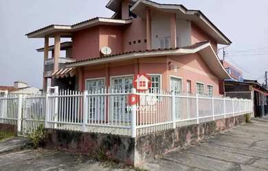 Imagem: A casa possui 3 Dormitórios, 2 Banheiros, 2 Vagas na garagem