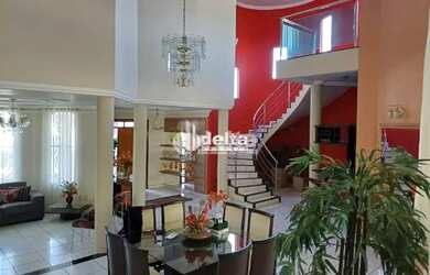 Imagem: O depósito possui 5 Vagas na garagem e 600m² de Área e está