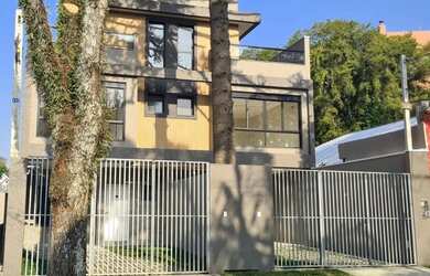 Imagem: A casa possui 3 Dormitórios, 4 Banheiros, 2 Vagas na garagem