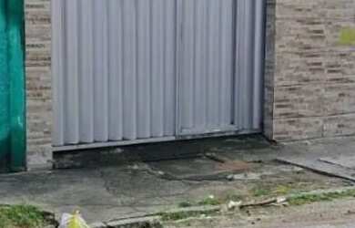 Imagem: A casa possui 3 Dormitórios, 1 Banheiro, 2 Vagas na garagem