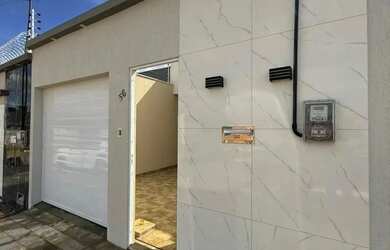 Imagem: A casa possui 3 Dormitórios, 2 Banheiros, 2 Vagas na garagem