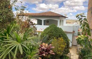 Imagem: A casa possui 3 Dormitórios, 3 Banheiros, 1 Vaga na garagem