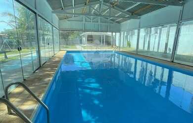 Imagem: A casa possui 5 Dormitórios, 5 Banheiros e 600m² de Área