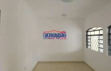 Imagem: A casa possui 3 Dormitórios, 2 Banheiros, 2 Vagas na garagem