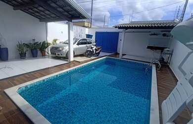 Imagem: A casa possui 3 Dormitórios, 2 Banheiros, 2 Vagas na garagem