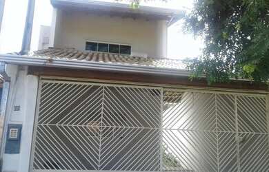 Imagem: A casa possui 3 Dormitórios, 2 Banheiros, 2 Vagas na garagem