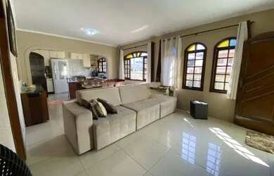 Imagem: A casa possui 3 Dormitórios, 3 Banheiros, 5 Vagas na garagem