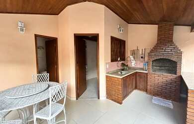 Imagem: A casa possui 3 Dormitórios, 3 Banheiros, 3 Vagas na garagem