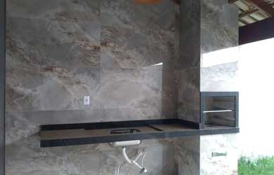 Imagem: A casa possui 3 Dormitórios, 2 Banheiros, 2 Vagas na garagem