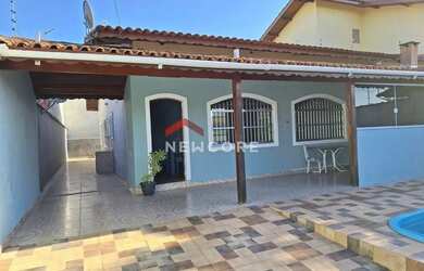 Imagem: A casa possui 3 Dormitórios, 2 Banheiros, 3 Vagas na garagem