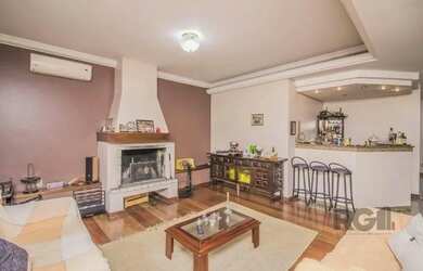 Imagem: A casa possui 4 Dormitórios, 4 Banheiros, 5 Vagas na garagem