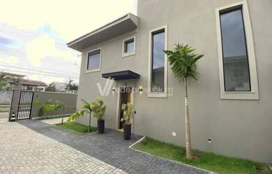 Imagem: A casa em condomínio possui 3 Dormitórios, 3 Banheiros, 2