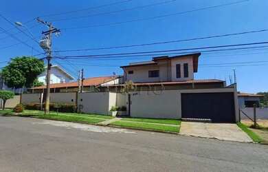 Imagem: A casa possui 4 Dormitórios, 5 Banheiros, 4 Vagas na garagem