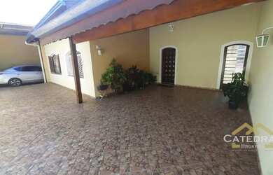 Imagem: A casa possui 3 Dormitórios, 2 Banheiros, 5 Vagas na garagem