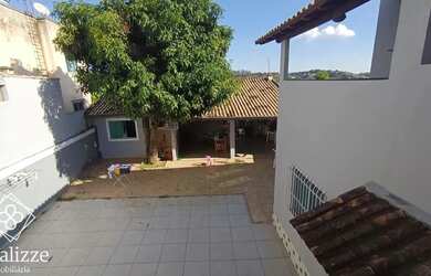 Imagem: A casa possui 5 Dormitórios, 2 Banheiros, 4 Vagas na garagem