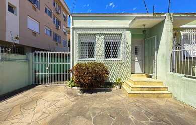 Imagem: A casa possui 3 Dormitórios, 1 Banheiro, 3 Vagas na garagem