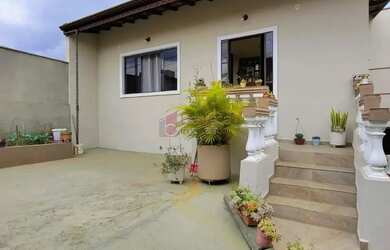 Imagem: A casa possui 3 Dormitórios, 3 Banheiros, 5 Vagas na garagem