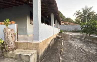 Imagem: A casa possui 3 Dormitórios, 2 Banheiros, 2 Vagas na garagem