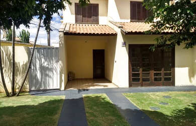 Imagem: A casa em condomínio possui 3 Dormitórios, 2 Banheiros e