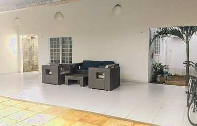 Imagem: A casa possui 3 Dormitórios, 2 Banheiros, 3 Vagas na garagem