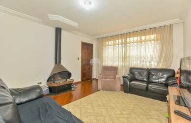 Imagem: A casa possui 3 Dormitórios, 2 Banheiros, 4 Vagas na garagem