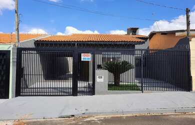 Imagem: A casa possui 3 Dormitórios, 2 Banheiros, 4 Vagas na garagem