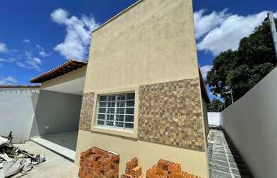 Imagem: A casa possui 3 Dormitórios, 2 Banheiros, 2 Vagas na garagem