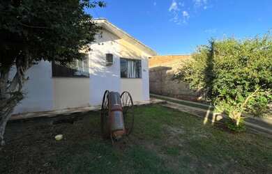 Imagem: A casa possui 3 Dormitórios, 2 Banheiros, 3 Vagas na garagem