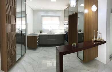 Imagem: A casa em condomínio possui 4 Dormitórios, 5 Banheiros, 240m²