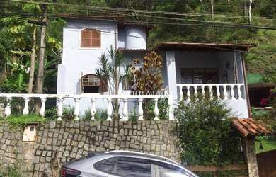 Imagem: A casa em condomínio possui 4 Dormitórios, 4 Banheiros e 193m²