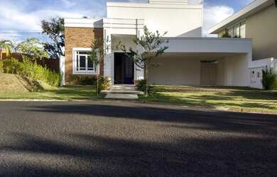 Imagem: A casa em condomínio possui 4 Dormitórios, 3 Banheiros, 5