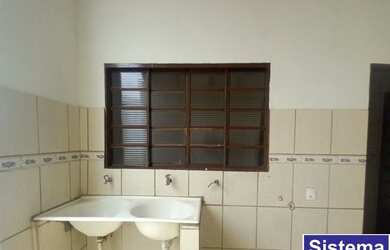 Imagem: A casa possui 3 Dormitórios, 2 Banheiros, 1 Vaga na garagem