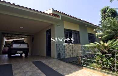 Imagem: A casa possui 3 Dormitórios, 2 Banheiros, 4 Vagas na garagem