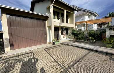 Imagem: A casa possui 4 Dormitórios, 4 Banheiros, 4 Vagas na garagem