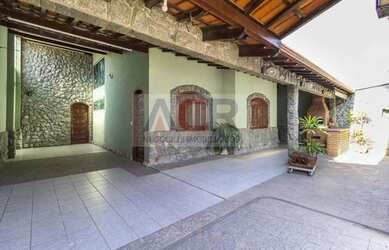 Imagem: A casa possui 3 Dormitórios, 3 Banheiros, 5 Vagas na garagem